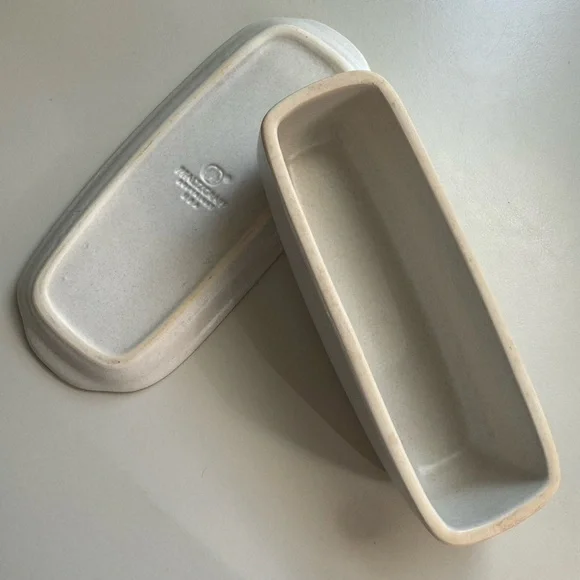 Vintage Pfaltzgraff Yorktowne Pattern Covered Butter Dish - Picture 3 of 4